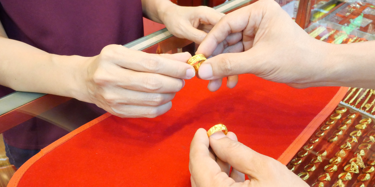 Smart Strategies for Buying and Selling Gold Jewelry in Uncertain Times